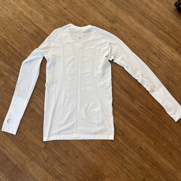 Lululemon Swiftly Tech Long Sleeve Crew
Heathered White, Sz 8 - Picture 12 of 13